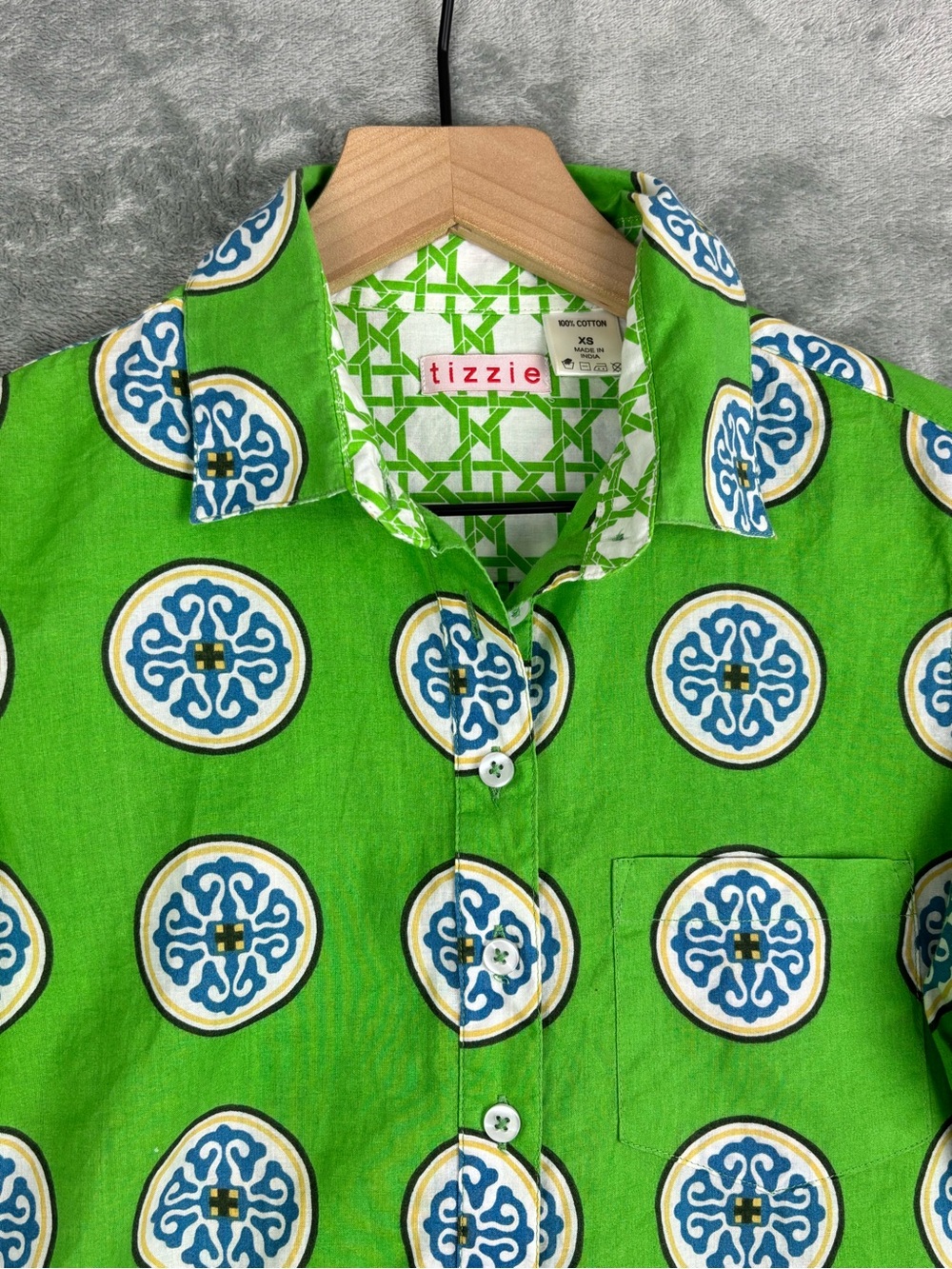 Tizzie Dizzy Lizzie Shirt Womens XS Green Medallion Henley Popover Roll Tab - Picture 7 of 13